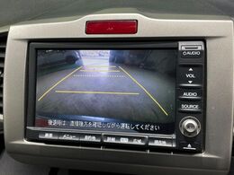 【バックカメラ】駐車時に後方がリアルタイム映像で確認できます。大型商業施設や立体駐車場での駐車時や、夜間のバック時に大活躍！運転スキルに関わらず、今や必須となった装備のひとつです！