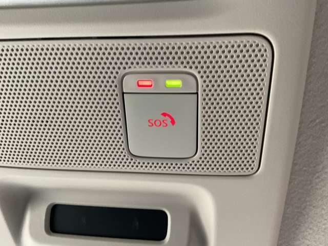 SOSコール　万が一の事故発生時には、エアバック展開と連携し自動通報されます。専門のオペレーターが警察や消防へ連携をサポートします。