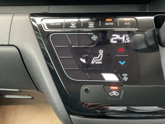 タブレット端末のようなタッチパネル式のオートエアコン採用。凹凸のない滑らかな表面で操作感を高めています。