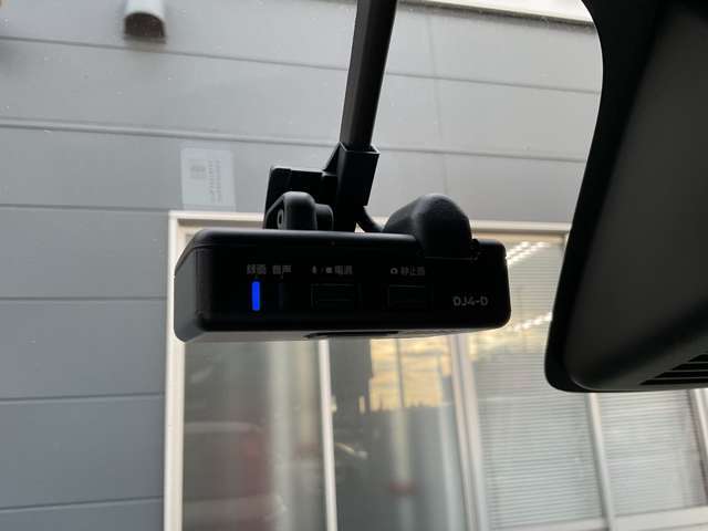 日産純正ドライブレコーダーです。400万画素の高画質で、もしもの事故の瞬間など、どんな状況下にあってもしっかりと録画し、鮮明な画像で細部まで確認できます。