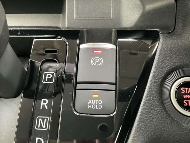 オートブレーキホールドです。ブレーキペダルから足を離してもクルマがブレーキ力を維持してくれます。