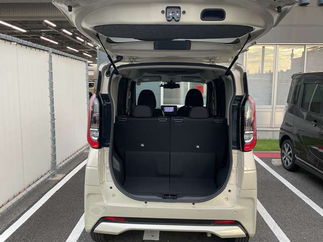 バックドアには、通常の約半分のスペースがあれば開閉できるハーフバックドア