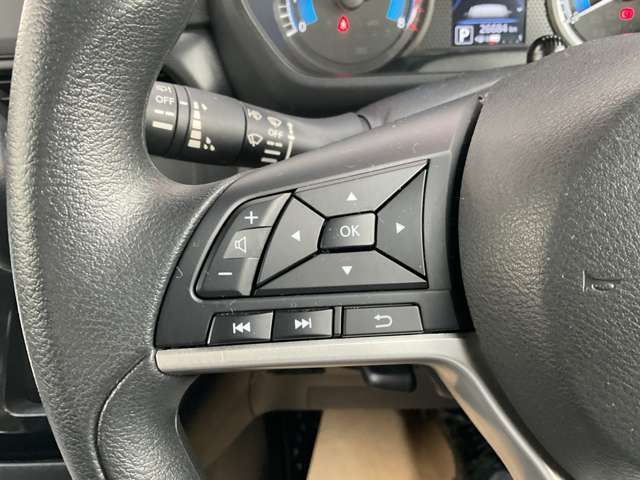 ステアリングから手を離さずにオーディオ操作などができるステアリングスイッチです。