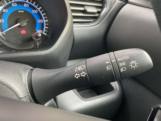オートライトついてます。トンネルでいちいちスイッチ切り替えなくて良い感覚は使ってからしみじみ感じますよ。