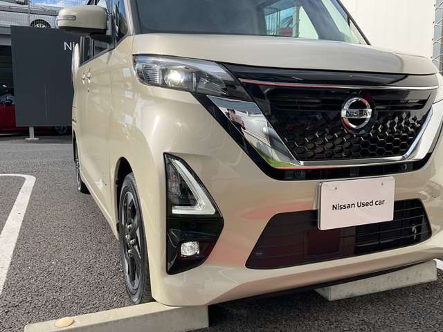 LEDヘッドライトはハロゲンランプの約2倍の光量で明るく遠くを照らし、夜間走行時の視認性を高めます。さらに長寿命や省電力、スタイリッシュな印象も際立たせます。