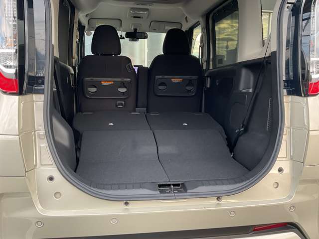 後部座席をシートアレンジすれば、大きい荷物も楽々積めますよ！