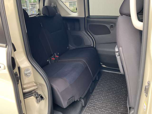 リヤシートは足元空間も広くリラックスしてドライブが楽しめます。