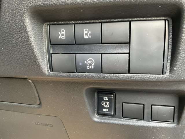 ハンズフリー両側オートスライドドアです。インテリジェントキーを携帯したまま、スライドドアの下に足先を入れて引くだけで、ドアが自動で開閉します。