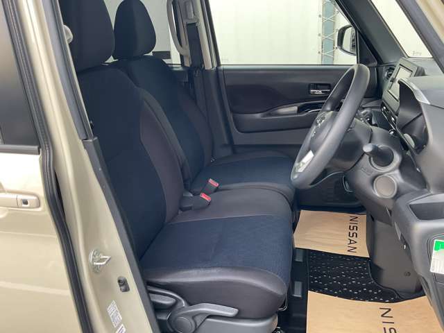 運転席まわりです。実際に座ってみて、乗り心地を体験してみてください。