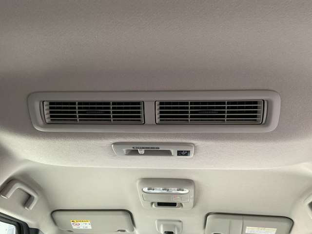 プラズマークラスター搭載リヤシーリングファン・後席パーソナルテーブル・USBソケット・リヤロールサンシェード・撥水加工シートの快適パックです。