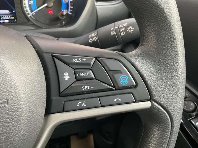 プロパイロット　高速道路の運転で、アクセル、ブレーキ、ステアリングを車がアシスト。ドライバーの負担を軽減します。