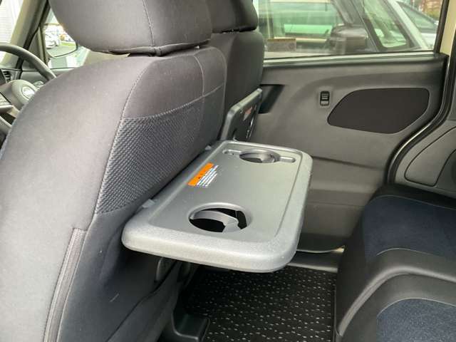 後部座席用テーブル・ドリンクホルダーです。