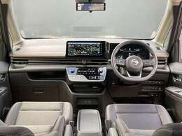 運転席周りになります。内装色はブラックです。