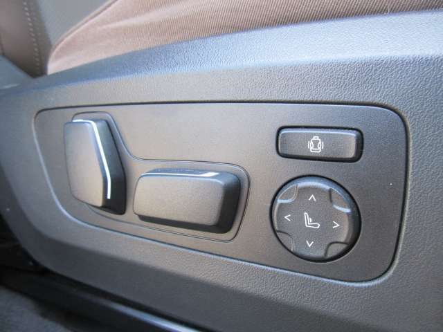 運転席メモリー付きフロント電動シート装備。
