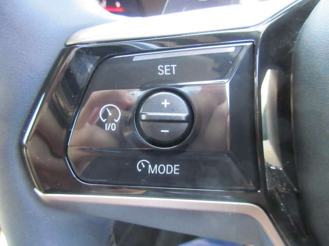アクティブクルーズコントロール装備です。設定速度をキープしつつ、車間距離を優先し安全走行を可能と致します。長距離ドライブにマストな装備です。