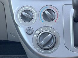 寒い冬も暑い夏も全席に快適な空調を届けてくれる、ダイヤル式エアコンを装備♪