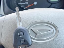 【キーレス】少し離れた場所からでもボタン一つでドアの開錠・施錠ができるのでとっても便利！ドアの鍵穴周りに傷をつけることもありません♪