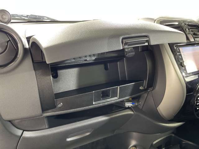 【グローブボックス】車検証ケースや、日頃使う小物類の収納に便利ですね！