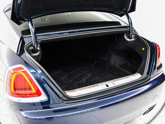 トランクはオートゲート機能。荷室は十分なスペースを確保
