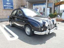 きれいなブラックメタリックの車両です。