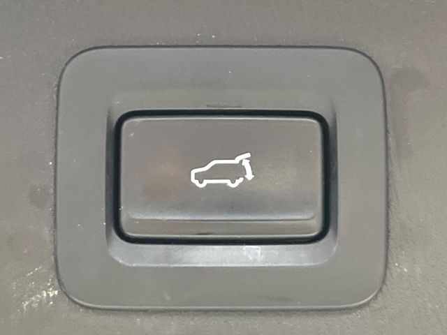 【パワーバックドア】スマートキーや運転席のボタンを押すだけでリアゲートが自動で開閉します！荷物を持っている時や、高い位置にあるバックドアを閉める際に便利な機能です♪