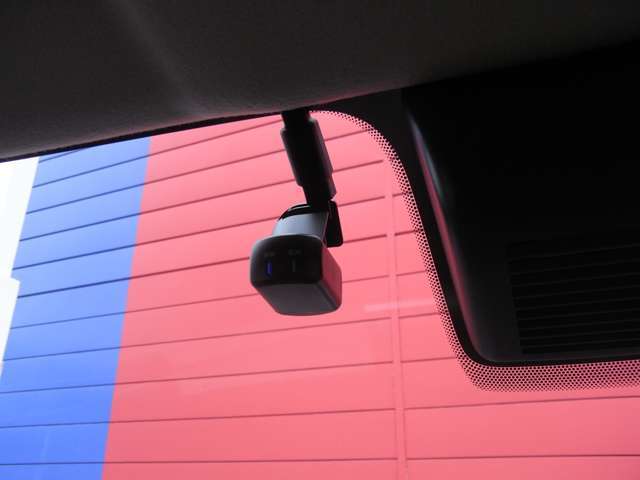 前後にナビ連動ドライブレコーダー付です(*^^)v　撮影記録が駐車時の安心を高めるとともに、走行中の幅寄せ対策や後方撮影にも対応していますので安心です♪