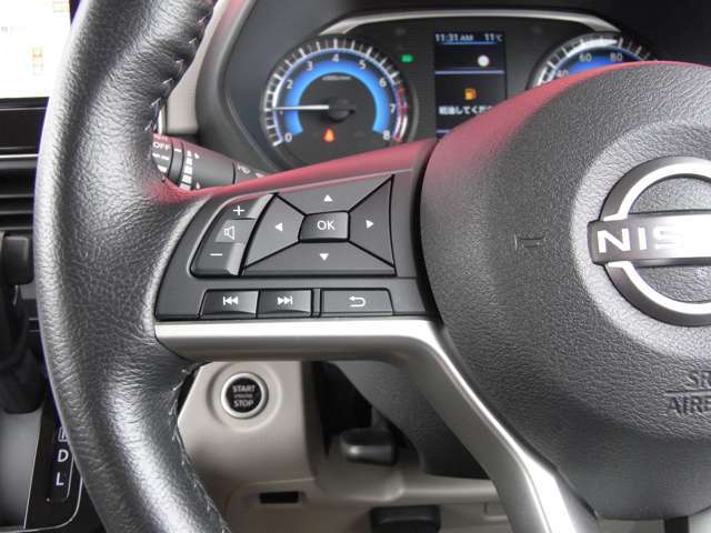 ヒーター付き本革巻ステアリング（抗菌仕様）は上質な仕立てと本革のしっとりした質感が魅力です。ステアリングスイッチ付で、オーディオの操作や航続可能距離など車両の状態をきめ細かく表示切替可能です。