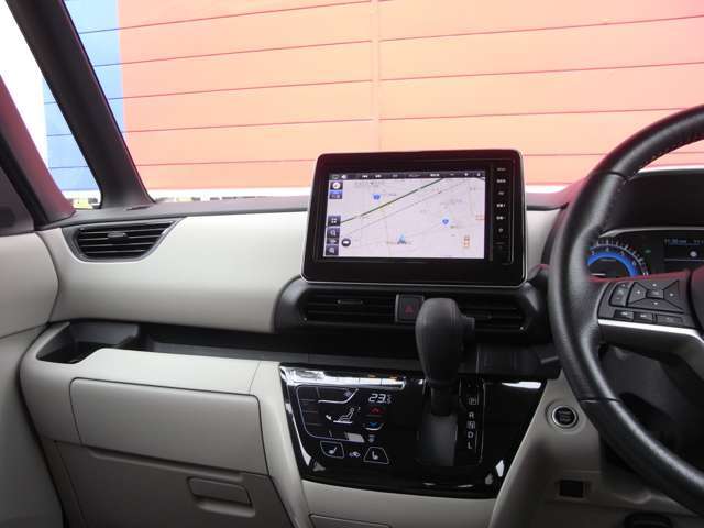 上質な素材、そして緻密な造り込み。心躍るディテールが息づいています。また、抗菌仕様の本革巻ステアリングと抗菌仕様のシート（ヒーター付き撥水加工シート）が、クリーンで快適な車内を保ちます。