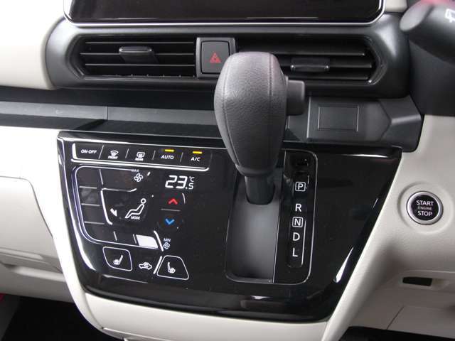 質感の高いピアノブラックのパネルで、タッチパネル式のオートエアコンをです。視認性の高い表示部や操作音で直感的な操作が行えます。前席ヒーター付シート付です。寒さが厳しい朝も快適に運転できます。