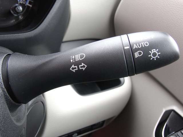 オートライトシステムは夕暮れ時などに自動でヘッドライトを点灯。さらにハイビームアシストは先行車や対向車のライト、道路周辺の明るさに合わせて、ハイビーム/ロービームを自動で切り替えます。