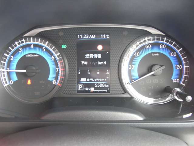 洗練されたデザインと見やすさを両立。カラフルで見やすい4.2インチディスプレイを採用。「タイヤアングルガイド」など、さまざまな車両情報にすばやくアクセス可能です。