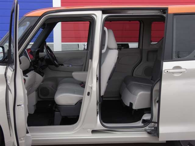 まるでリビングみたいな広い空間。乗り込むだけで、みんなの笑顔が輝き出します。ワンタッチオートスライドドア（両側）で乗り降りもらくらく。助手席下にも収納スペースがあります(^^)/
