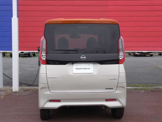 内外装とも状態は良好です。ボディカラーは上品なフローズンバニラ/オレンジ。寒冷地仕様で、前席ヒータ付シートです。シートが暖かくなるので、寒さが厳しい朝も快適に運転できます。ドアミラーもヒーター付です。