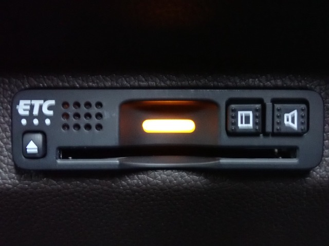 ■【ETC車載器】が装備されています。セットアップをしてお渡しとなり、ETCカードを差し込むだけで高速道路の利用が可能です。