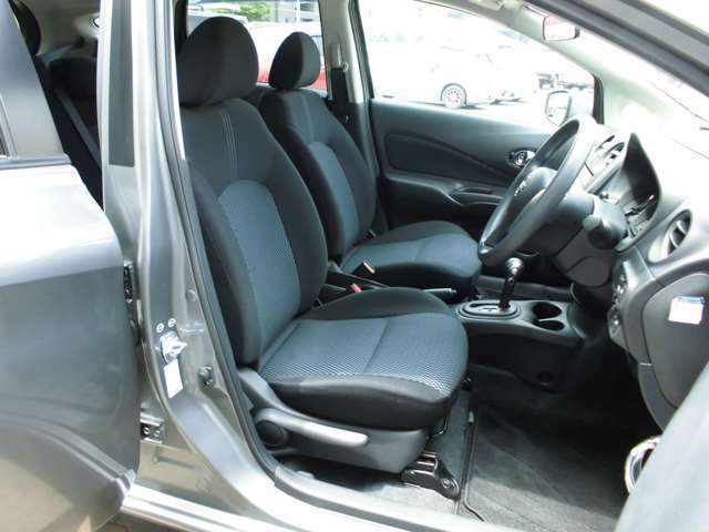 運転席　助手席の様子　運転席には身長に関係なくポジションをとることのできるシートリフター装備