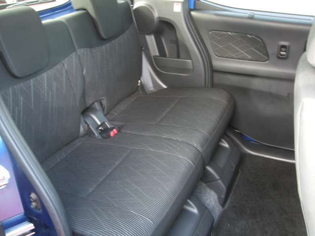 広めの後部座席シートで乗り降り楽チン