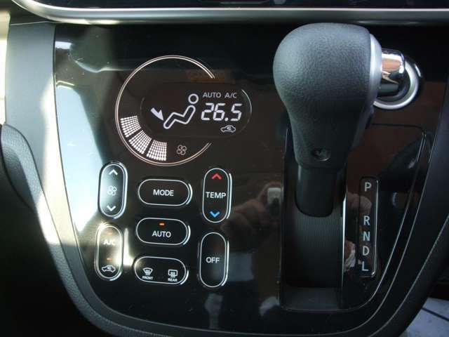 タッチパネル式フルオートエアコン。