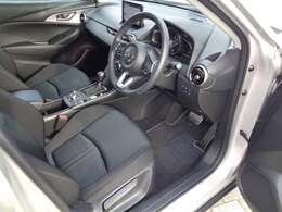 ドライバーを中心に操作機器や計器類を左右対称に配置したコックピット。ヒューマンインターフェイス優先とする事で、疲労軽減や安全にも繋がります♪