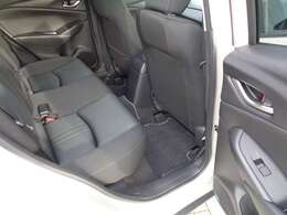 【後席】フロントシート同様、人間工学に基づいた構造で、長く座っていても疲れにくい形状になっています♪