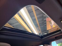 【サンルーフ】開放感たっぷりの希少装備、サンルーフが装着されています！車内に明かりを取り入れたり景色を楽しむ以外にも、車内の空気も簡単に換気できて快適です！