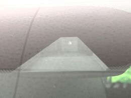 【エマージェンシーブレーキ】走行中に前方の車両等を認識し、衝突しそうな時は警報とブレーキで衝突回避と被害軽減をアシスト。より安全にドライブをお楽しみいただけます。