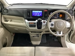 車内は光触媒抗菌消臭施工済です。インパネ周りはスタイリッシュなデザインで機能や装備も充実しています。グローブボックスやカップホルダーのほかにトレーなどたくさんの収納スペースが付いています。