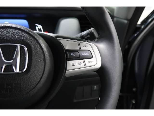 Hondaセンシングの機能のひとつ、アダプティブクルーズコントロール付！アクセルから足を離しても設定したスピードと前車との車間を保ち走行してくれます！車線維持もアシスト☆高速道路で疲労軽減ですね☆