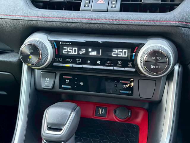 【デュアルオートエアコン】運転席と助手席のエアコン温度を別々で変えられるので助手席に乗る方への配慮ができて便利ですね♪