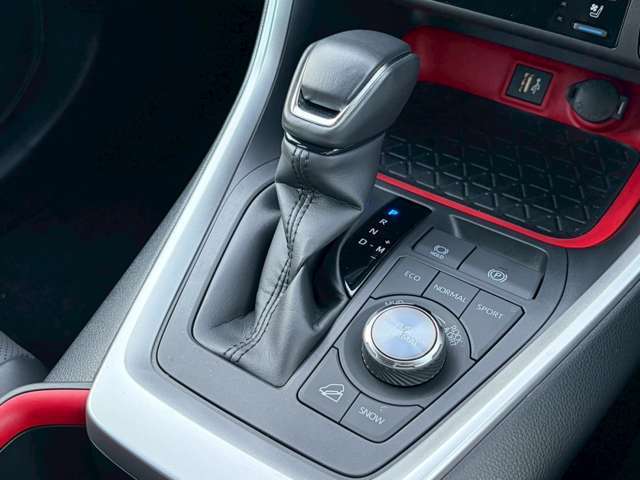 【シフトレバー】MTモード付き！エンジンブレーキを効かせたい、スポーティに走りたい気分の時にはピッタリの装備ですね♪