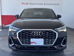 Audiの象徴であるシングルフレームグリルをよりワイドで低くシャープなデザインとすることでワイド＆ローのフォルムを協調しています。