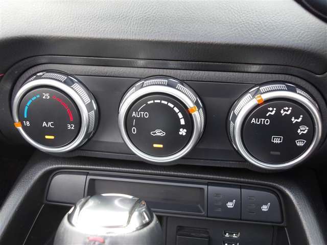 オートエアコンなので好きな温度を設定することで車内をいつでも快適に保てます。
