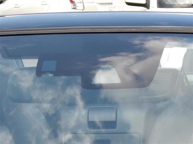 障害物競走を検知して車の速度を減速させて衝突時の衝撃を軽減してくれる「衝突軽減ブレーキ」装備してます！安心できますね！