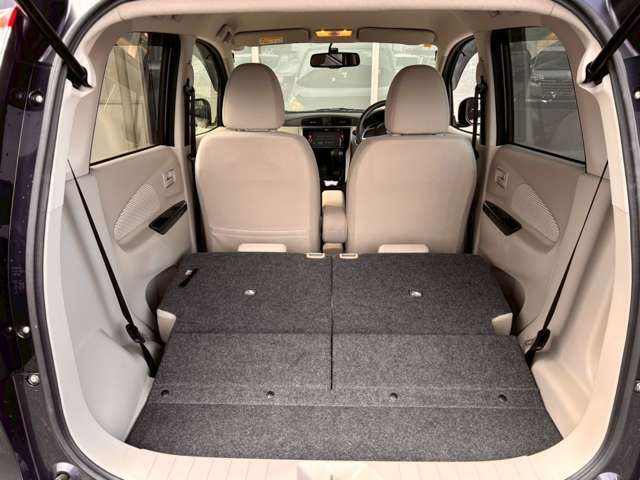 後部座席を倒すとより多くの荷物を積むことができます。