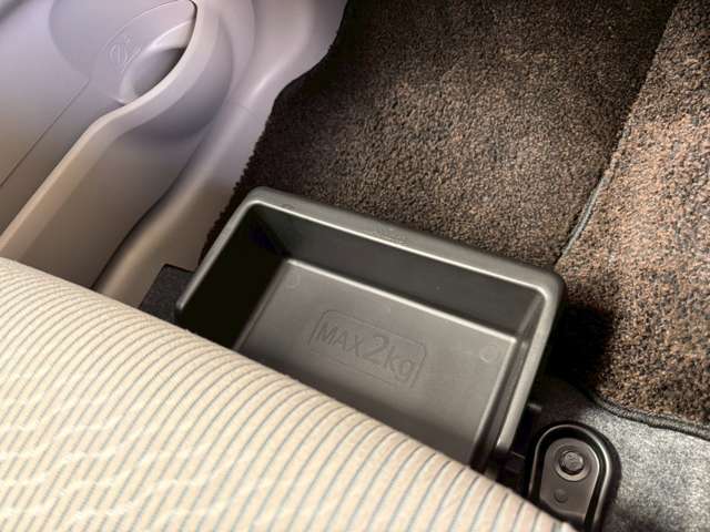 助手席下に小物を収納できます。